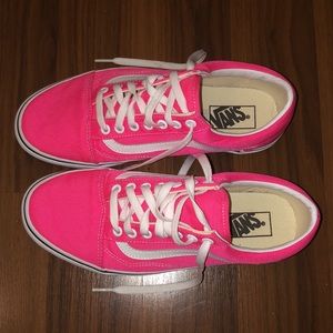 VANS OLD SKOOL NEON PINK // US WOMEN’S SIZE 10 MEN’S SIZE 8.5